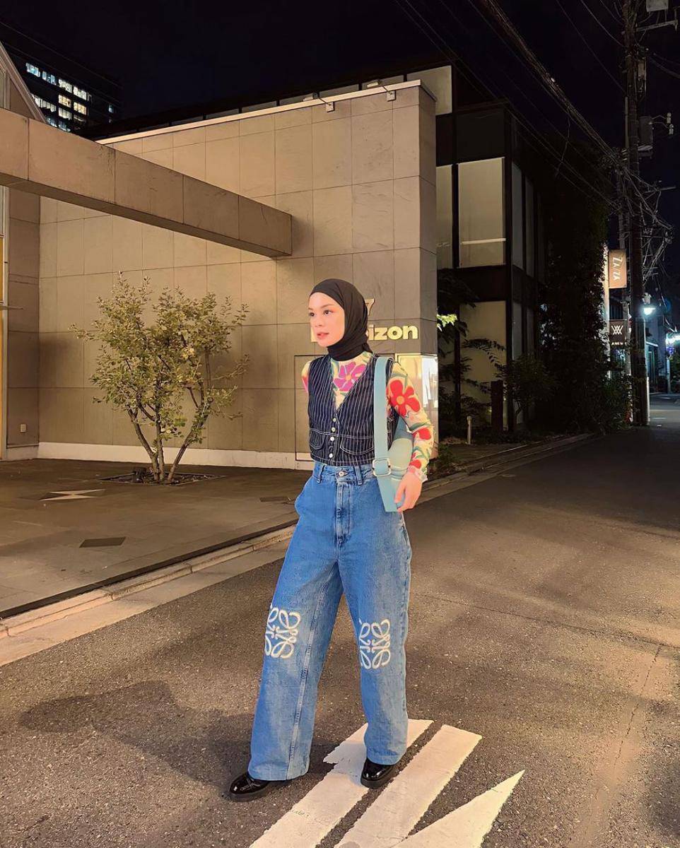 ide mix and match celana jeans ala Tantri Namirah (instagram.com/tantrinamirah)