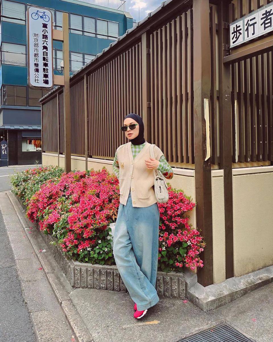 ide mix and match celana jeans ala Tantri Namirah (instagram.com/tantrinamirah)