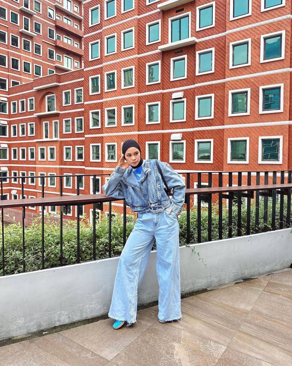 ide mix and match celana jeans ala Tantri Namirah (instagram.com/tantrinamirah)