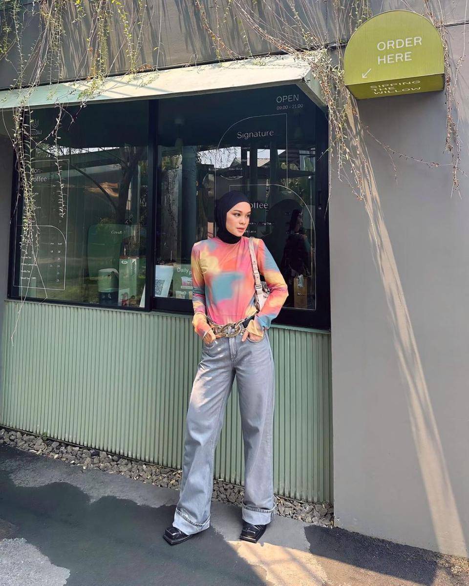 ide mix and match celana jeans ala Tantri Namirah (instagram.com/tantrinamirah)