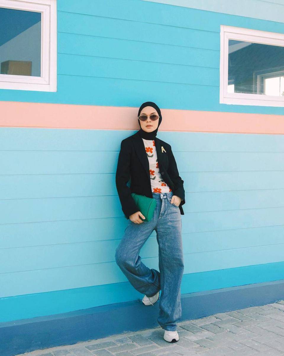 ide mix and match celana jeans ala Tantri Namirah (instagram.com/tantrinamirah)