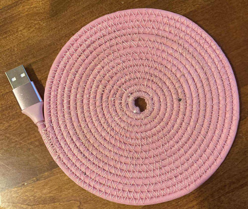 potret charger HP desain nyentrik (reddit.com/user/StealthKitty22)