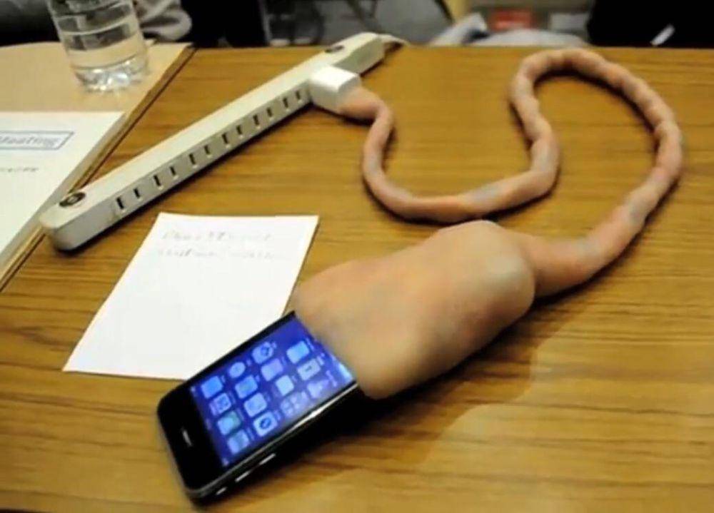 potret charger HP desain nyentrik (reddit.com/user/Romulus3799)