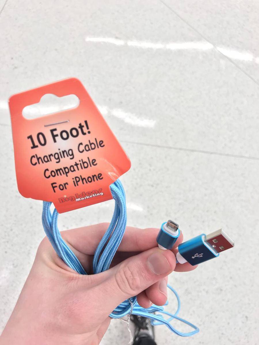 potret charger HP desain nyentrik (reddit.com/user/invincible_man)