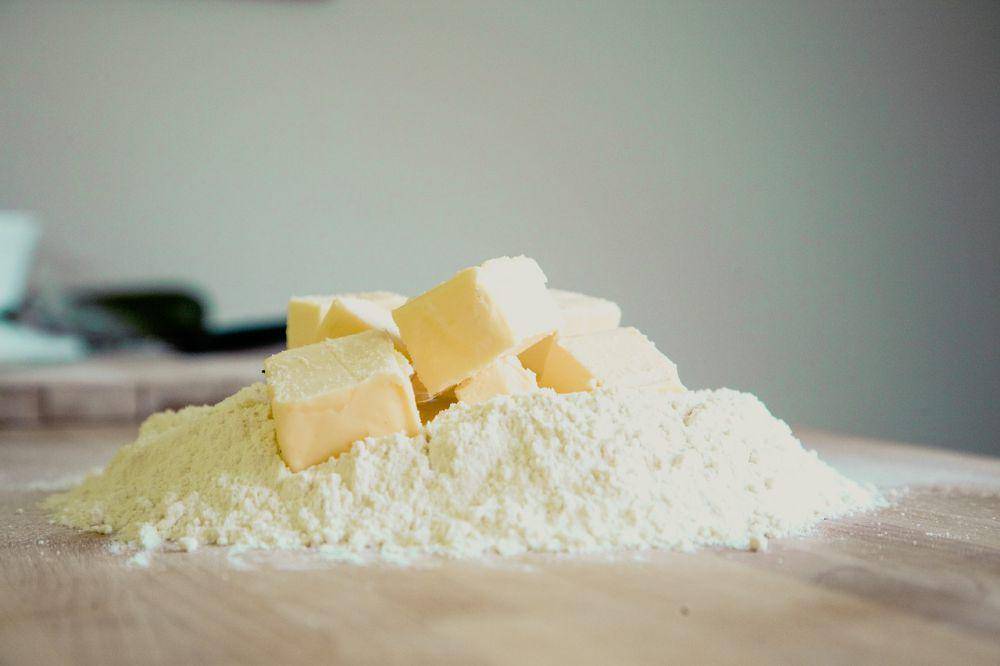 ilustrasi tepung terigu dan mentega (pixabay.com/markusspiske)