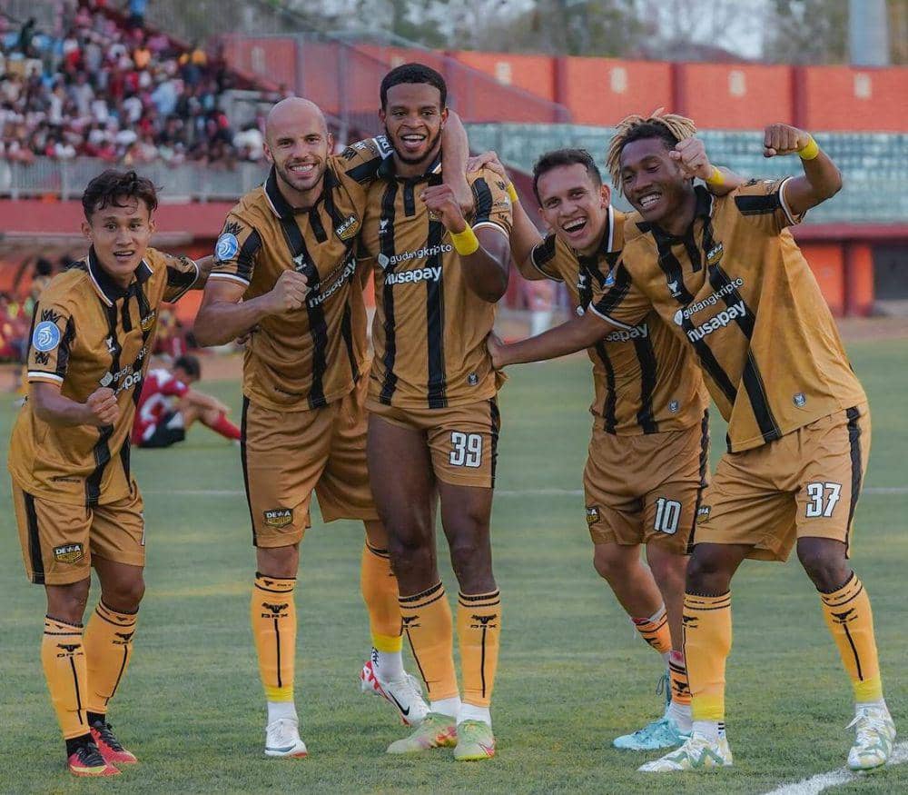 Alex Martins (tengah) usai mencetak gol ke gawang Madura United. (Instagram.com/dewaunitedfc)