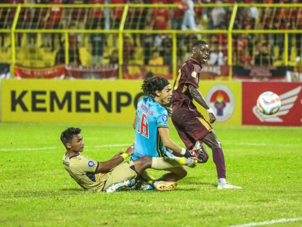 Adilson Silva (kanan) saat mencetak gol ke gawang Arema FC. (Instagram.com/psm_makassar)