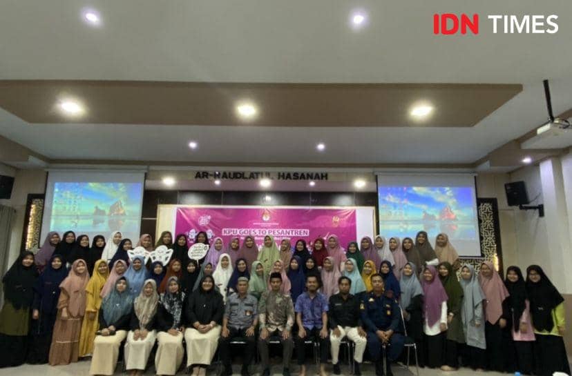 KPU Medan menggelar nobar film berjudul Kejarlah Janji di pesantren Ar-Raudlatul Hasanah Medan (IDN Times/Indah Permata Sari)