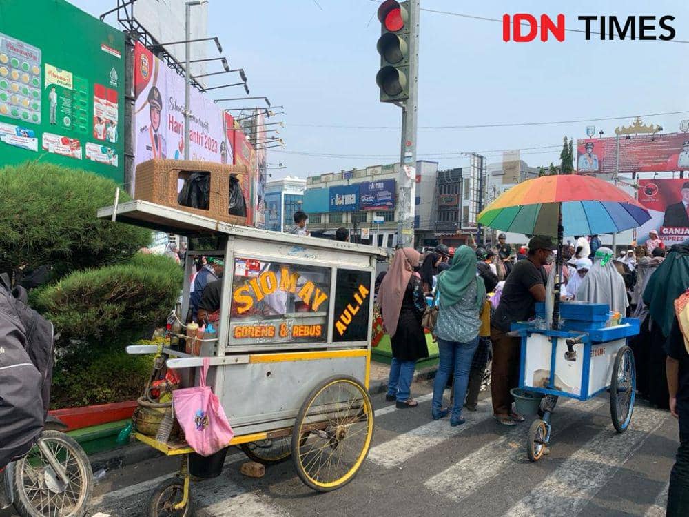 Pedagang di Aksi Lampung Bersama Palestina. (IDN Times/Rohmah Mustaurida)