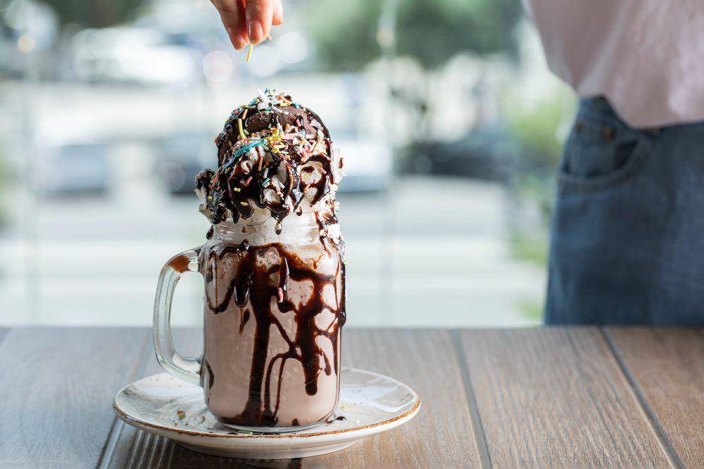 ilustrasi ice cream milkshake (freepik.com/azerbaijan_stockers)