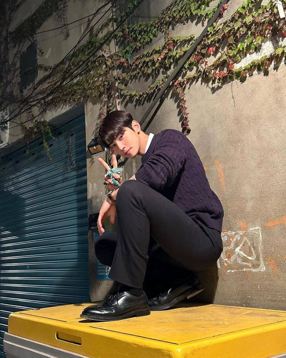 Cha Eun Woo di balik layar drama A Good Day to be a Dog (instagram.com/eunwo.o_c)