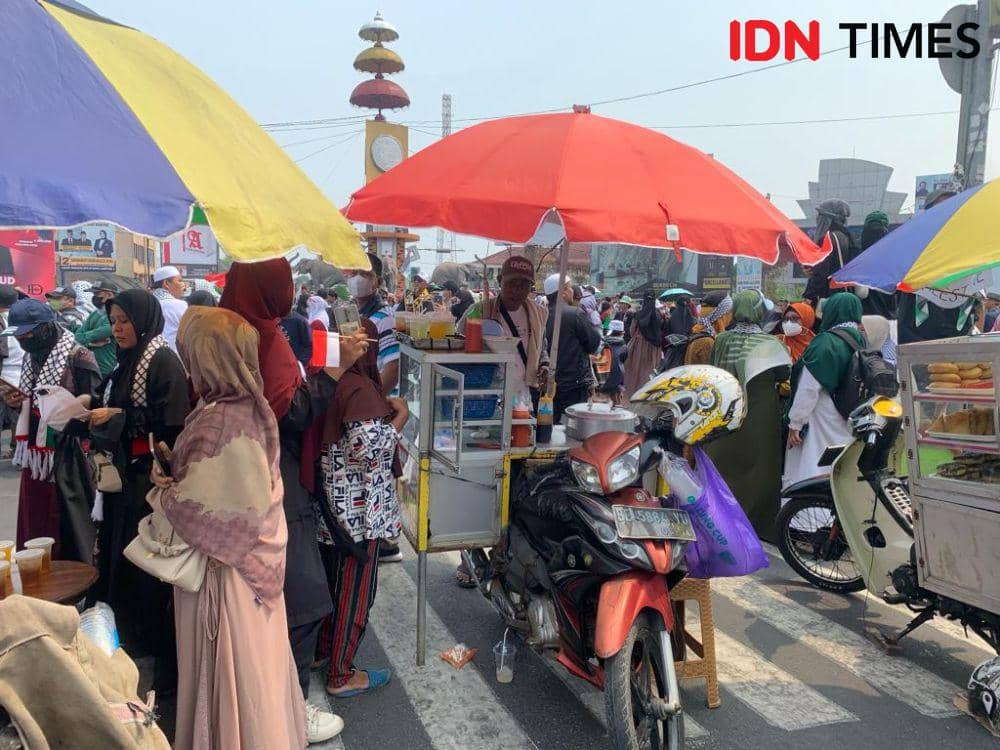 Pedagang di Aksi Lampung Bersama Palestina. (IDN Times/Rohmah Mustaurida)