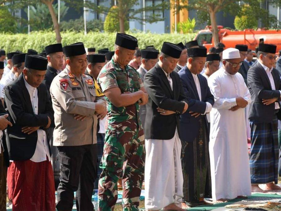 Peringati Hari Santri 2023, Pemkab Lotim Salat Minta Hujan
