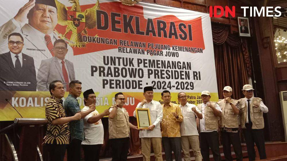 Waketum PBB Sukmo Harsono menerima plakat deklarasi relawan pro Prabowo bernama Pagar Jowo. (IDN Times/Fariz Fardianto)