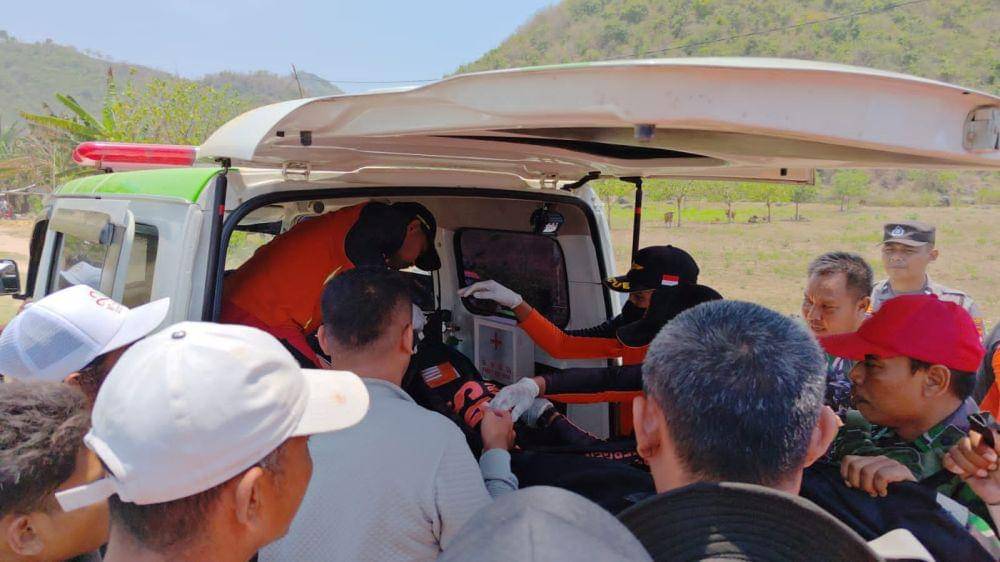 Tim SAR gabungan mengevakuasi bule asal Turki yang tewas tenggelam di Pantai Torok Aik Blek Lombok Tengah. (IDN Times/Muhammad Nasir)
