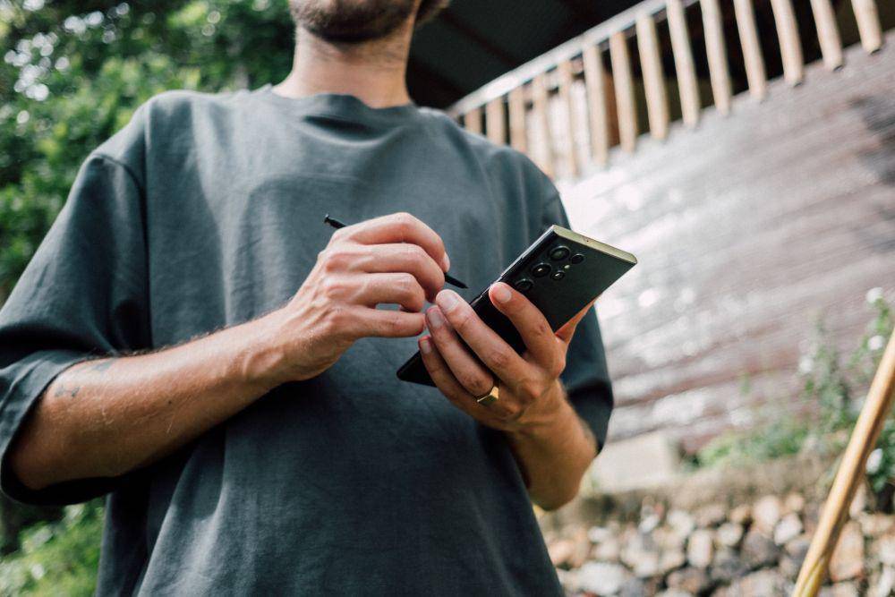 ilustrasi smartphone lipat (unsplash.com/ Jonas Leupe)