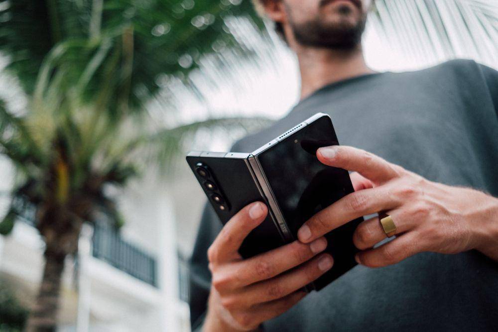 ilustrasi smartphone lipat (unsplash.com/ Jonas Leupe)