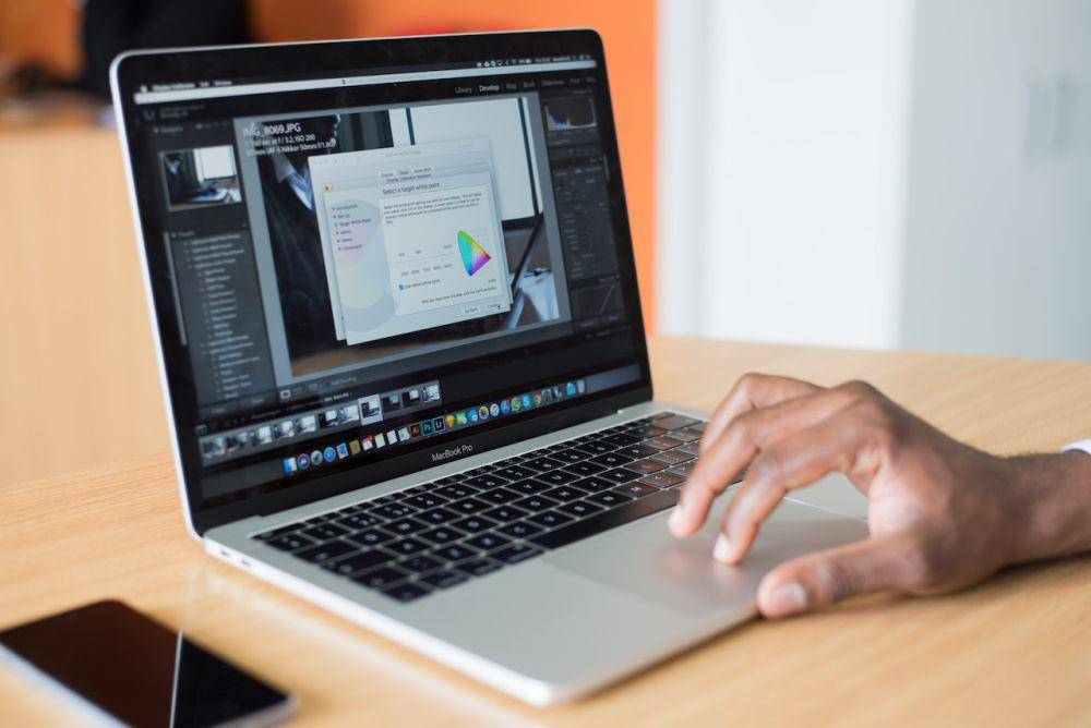 ilustrasi bermain gadget (pexels.com/Cytonn Photography)