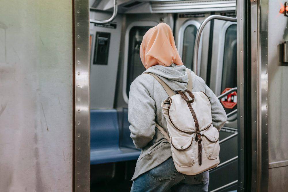 ilustrasi menaiki transportasi umum (pexels.com/Keira Burton)