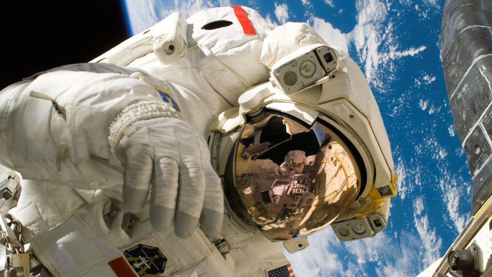 5 Film Dokumenter tentang Astronaut, Suka Duka Hidup di Luar Angkasa