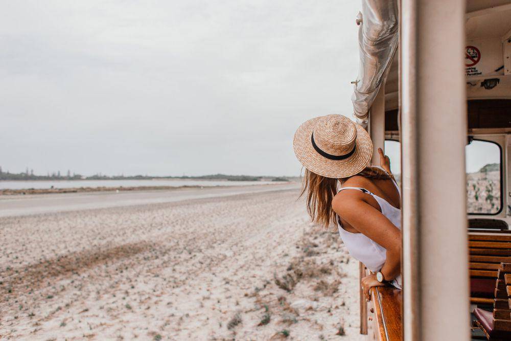 ilustrasi traveling sendirian (pexels.com/Rachel Claire)