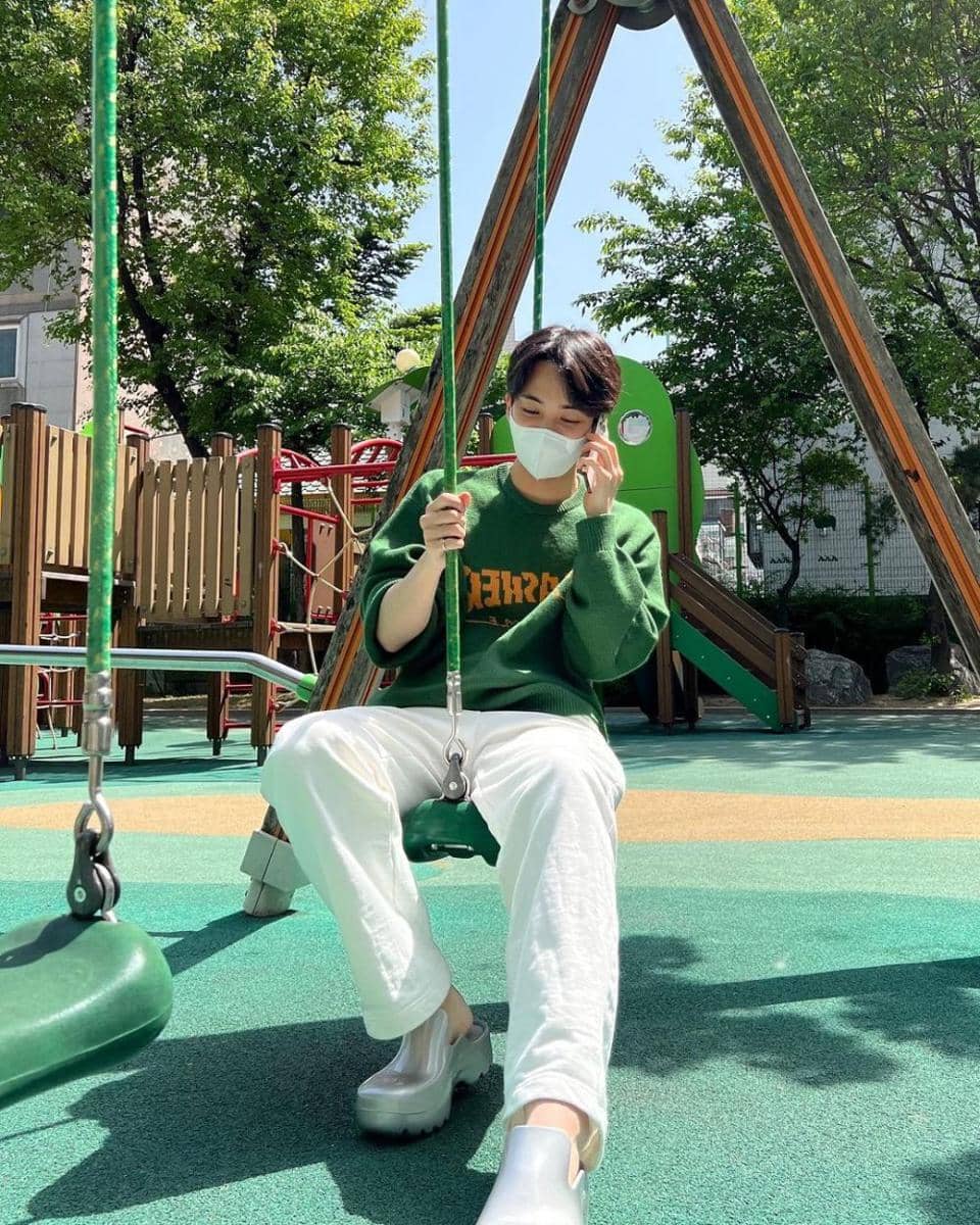 OOTD dengan knitwear ala Jeonghan SEVENTEEN (instagram.com/jeonghaniyoo_n)