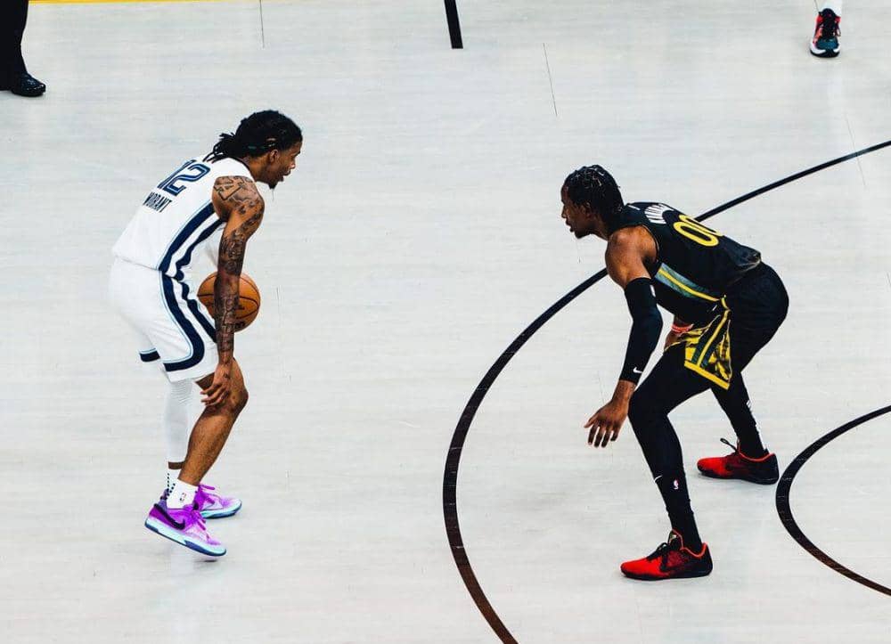 Jonathan Kuminga (kanan) melakukan defense saat menghadapi Ja Morant. (instagram.com/jonathan_kuminga)