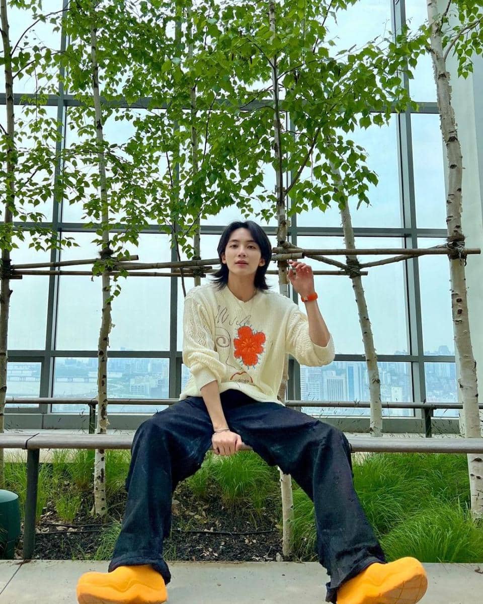OOTD dengan knitwear ala Jeonghan SEVENTEEN (instagram.com/jeonghaniyoo_n)