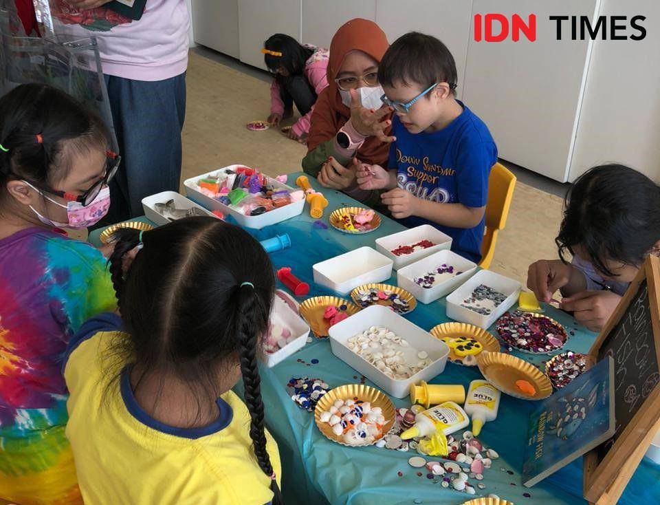 Acara Down Syndrome Awareness Month #WithUsNotForUs oleh Kesaint Blanc for Kids dan FIFGroup Astra pada Sabtu (21/10/2023) di Taman Ismail Marzuki, Jakarta (IDN Times/Nisa Zarawaki)