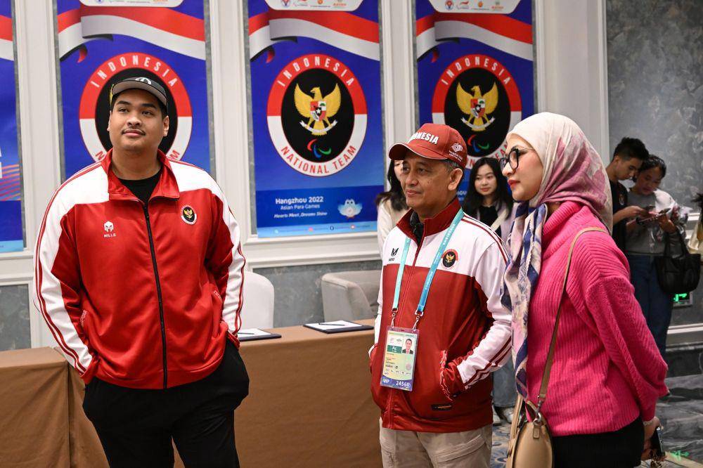 Menpora Dito bersama para atlet Asian Para Games 2022. (Dok. NPC Indonesia)