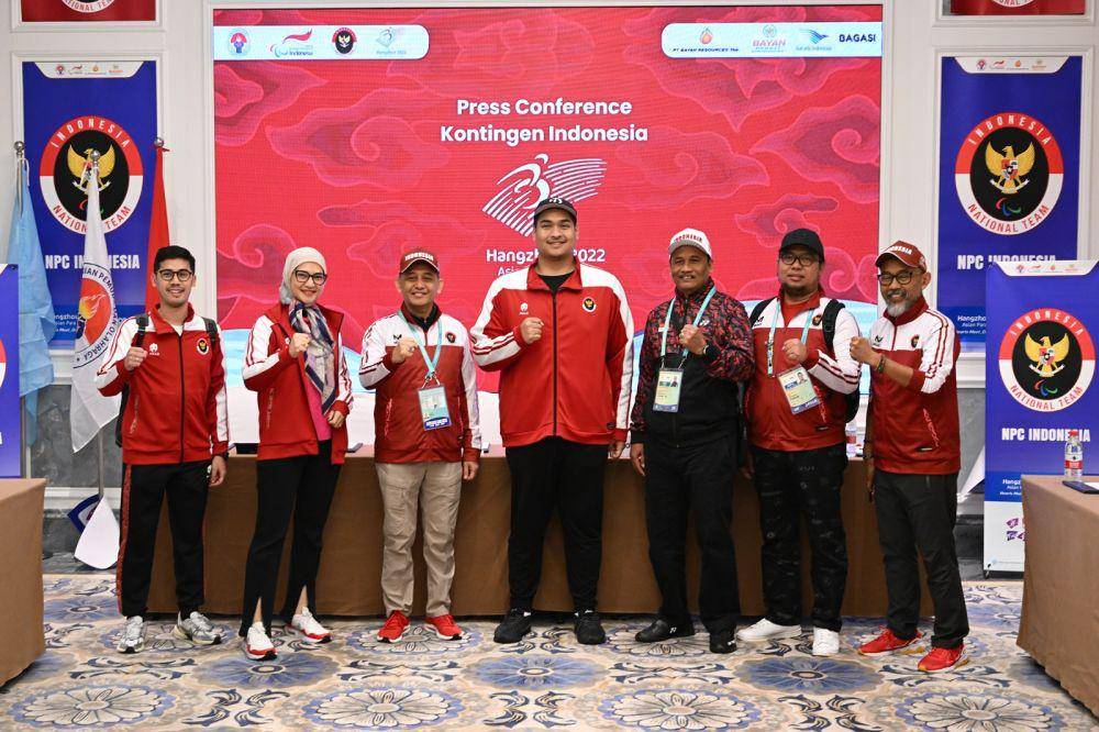 Menpora Dito bersama para atlet Asian Para Games 2022. (Dok. NPC Indonesia)