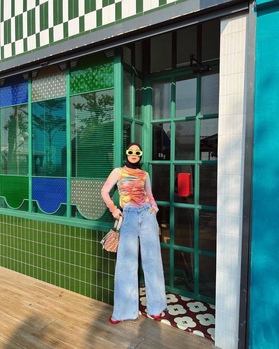 ide mix and match celana jeans ala Tantri Namirah (instagram.com/tantrinamirah)