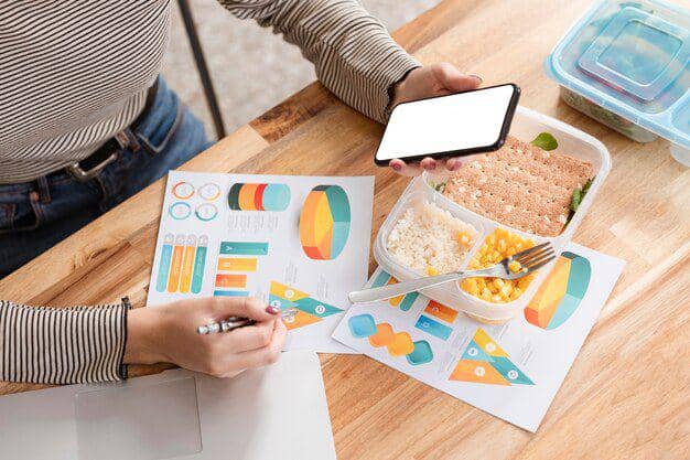 ilustrasi menggunakan aplikasi managemen keuangan (freepik.com/freepik)