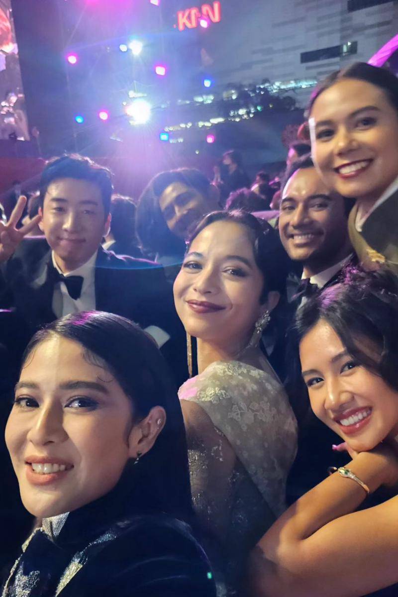 potret Dian Sastro bersama Yoo Su Bin, Arya Saloka, Putri Marino, Shenina Cinnamon, dan Ario Bayu (instagram.com/therealdisastr)