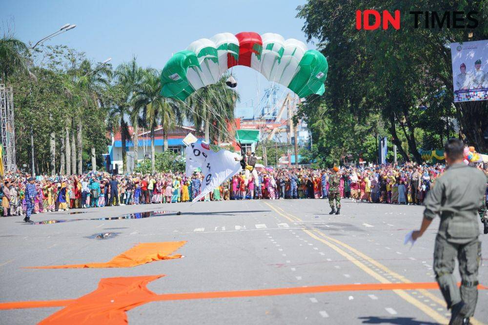 Atraksi terjun payung pada saat HUT Ke-252 Pontianak. (IDN Times/Prokopim).