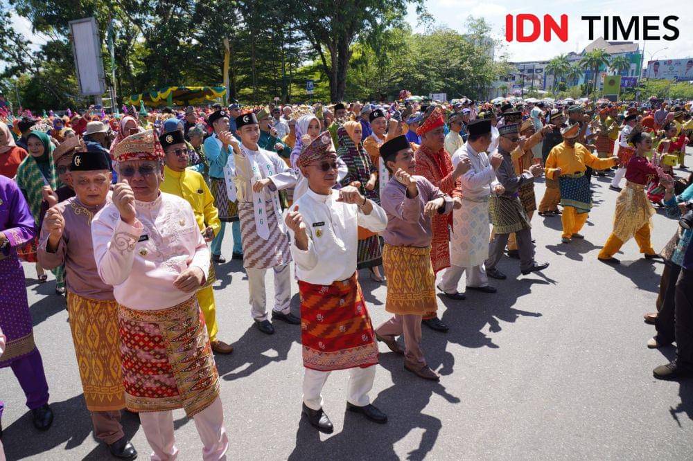 Wali Kota Pontianak, Edi Rusdi Kamtono bersama pejabat ikut tari jepin. (IDN Times/Prokopim).