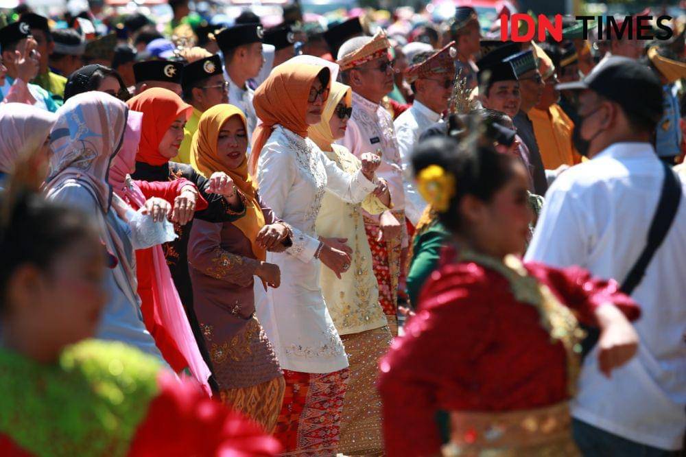 Sejumlah pejabat, serta tamu undangan tumpah ruah tari bejepin di Halaman Alun-Alun Kapuas. (IDN Times/Prokopim).