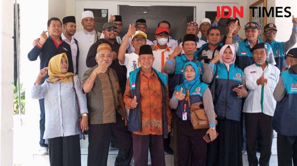 Forum Relawan AMIN NTB saat mendatangi Kantor KPU NTB. (IDN Times/Muhammad Nasir)