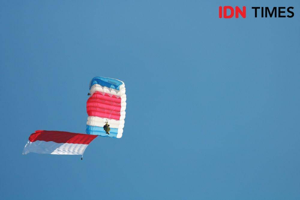 Penerjun payung juga mengibarkan bendera merah putih saat HUT Ke-252 Pontianak. (IDN Times/Prokopim).