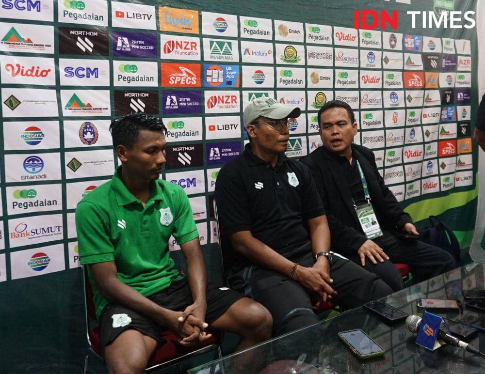 Pemain PSMS Assanur Rijal 'Torres' dan Pelatih Miftahudin Mukson usai laga lawan Sriwijaya FC di Stadion Teladan, Senin (23/10/2023) (IDN Times/Doni Hermawan)