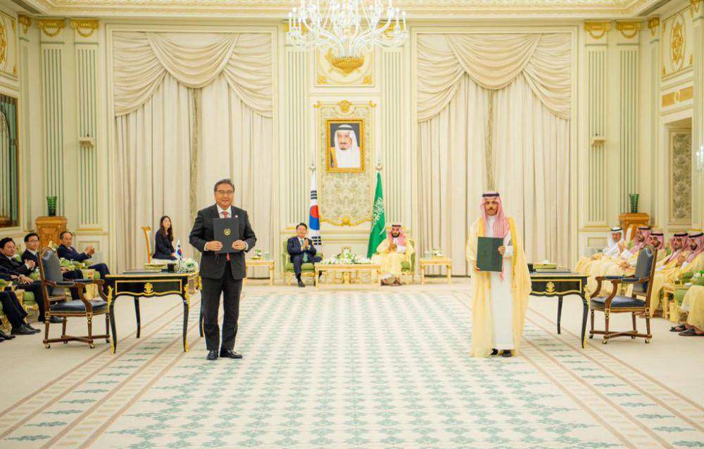 Pembicaraan dan penandatanganan kerja sama bilateral Saudi-Korsel di Istana Al Yamamah (Twitter.com/Foreign Ministry)