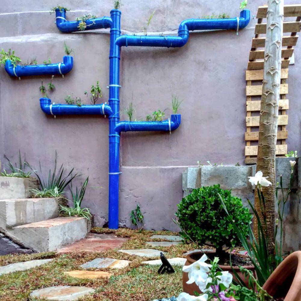 ilustrasi vertical garden dari pipa PVC (dicasdemulher.com.br/dicasdemulher.com.br)