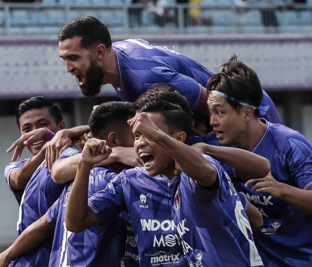 Selebrasi para pemain Persita Tangerang saat mencetak gol ke gawang Persis Solo. (Instagram/@perita.official)