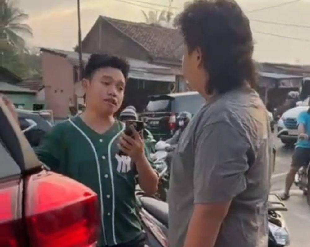Tangkap layar cekcok Dodhy Kangen Band dengan pria di Kota Bandar Lampung. (TikTok @andikamahesa.official).