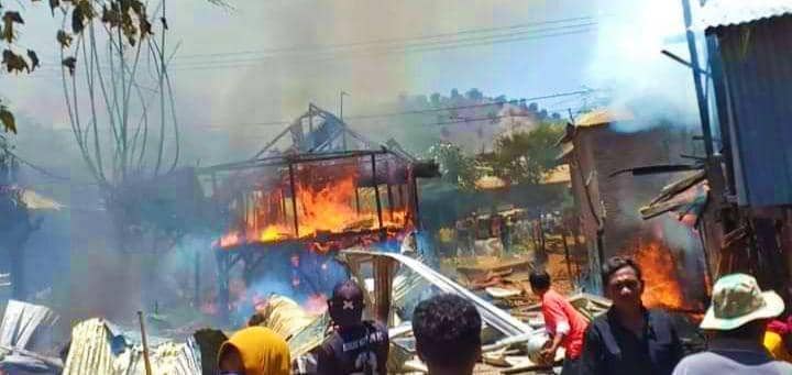 Foto rumah warga di Desa Monta Baru Kecamatan Lambu saat terbakar (Dok/Istimewa)