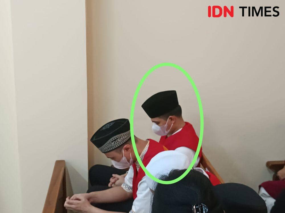 AKP Andri Gustami Berompi Tahanan dan Tertunduk di Ruang Sidang