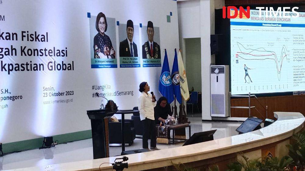 Menteri Keuangan Sri Mulyani saat berbicara sebagai salah satu narasumber kuliah umum bertajuk Kebijakan Fiskal di Tengah Konsstelasi Ketidakpastian Global di Auditorium Prof Sudharto, Kampus Universitas Diponegoro Semarang. (IDN Times/Fariz Fardianto)