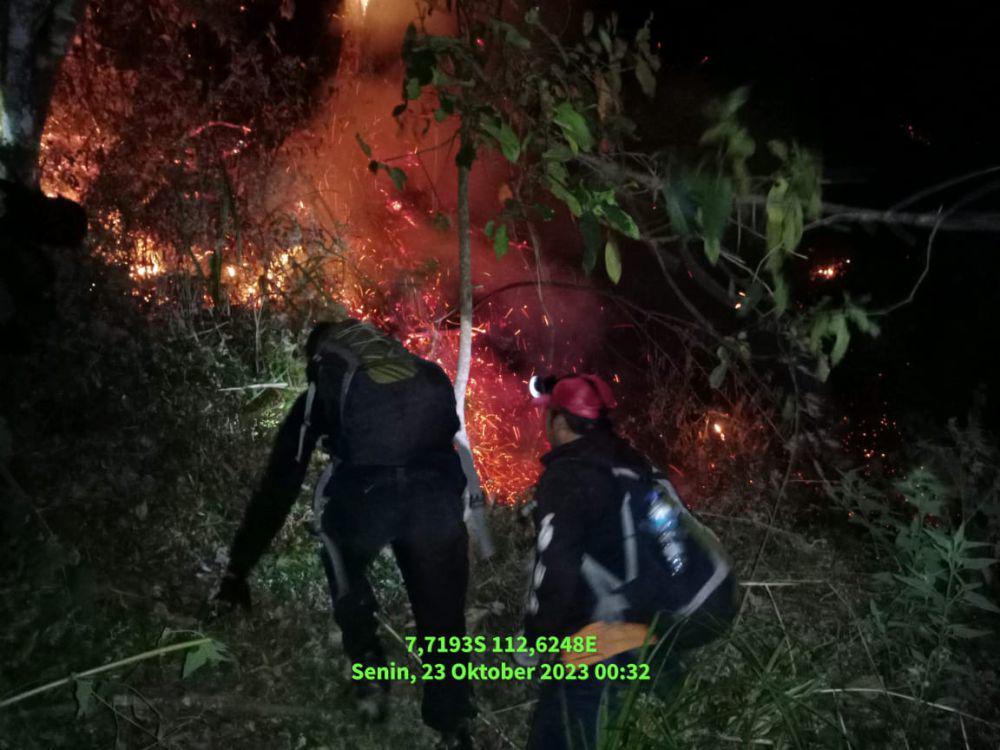 Pemadaman Karhutla Gunung Arjuno Terkendala Angin