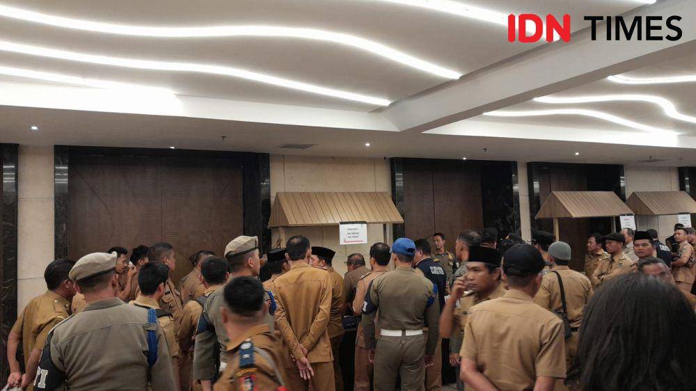 Para oknum kepala desa ribut -ribut gara-gara SPPD tidak dibagikan saat rapat forkopimda Sulsel di Hotel Claro, Makassar, Senin (23/10/2023). IDN Times/Asrhawi Muin