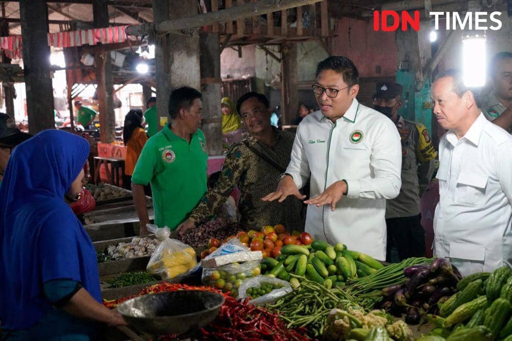 Ketua Gerindra Jateng Sudaryono saat mengecek harga bahan pangan di pasar tradisional. (IDN Times/Fariz Fardianto)